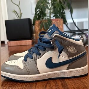 Retro Jordan mids kids size 3